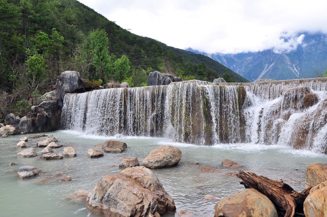 云南风景区里的飞瀑