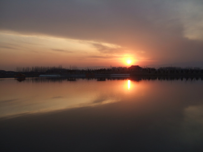 夕阳中的河流